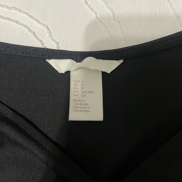 H&M Elegant Black Off-Shoulder Women's Top - Picture 6 of 6